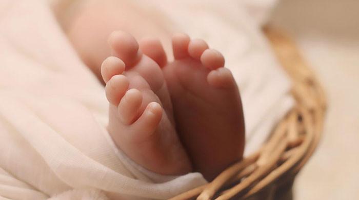 مردہ قرار دی گئی نومولود بچی آخری رسومات کے دوران زندہ نکل آئی