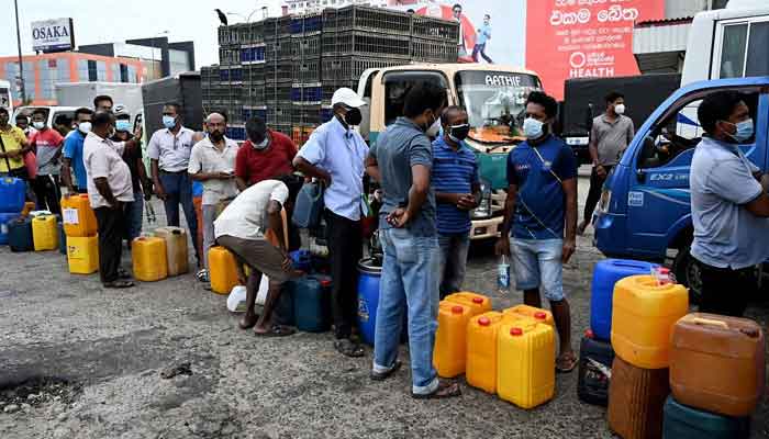 کولمبو کی بندرگاہ پر پیٹرول شپمنٹ 28 مارچ سے موجودہے لیکن سری لنکا کے پاس پیٹرول شپمنٹس کی ادائیگی کے لیے ڈالرز نہیں ہیں: سری لنکن وزیر۔ فوٹو: فائل