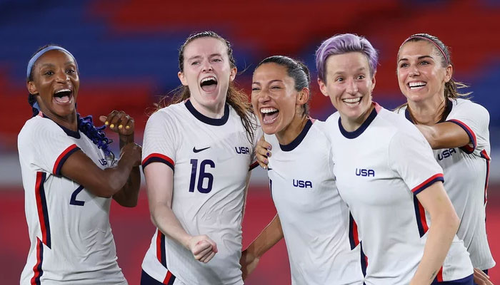 امریکی خواتین فٹبالرز کو بلآخر مردوں کے برابر معاوضہ دینے کا فیصلہ کرلیا گیا ہے۔—فوٹو: فائل