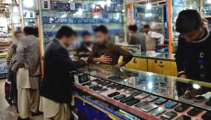 بن قاسم نصیر آباد میں مسلح 3 ڈاکوؤں نے موبائل شاپ کے تالےکاٹ کر ساڑھے 4 لاکھ روپے کی نقد رقم اور 7 مہنگے نئے اسمارٹ فون لوٹ لیے: پولیس/ فائل فوٹو