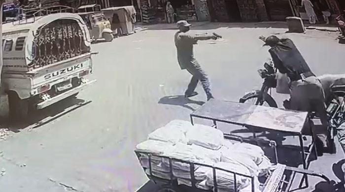 کراچی میں پولیس اہلکار پر فائرنگ کی سی سی ٹی وی فوٹیج سامنے آگئی 