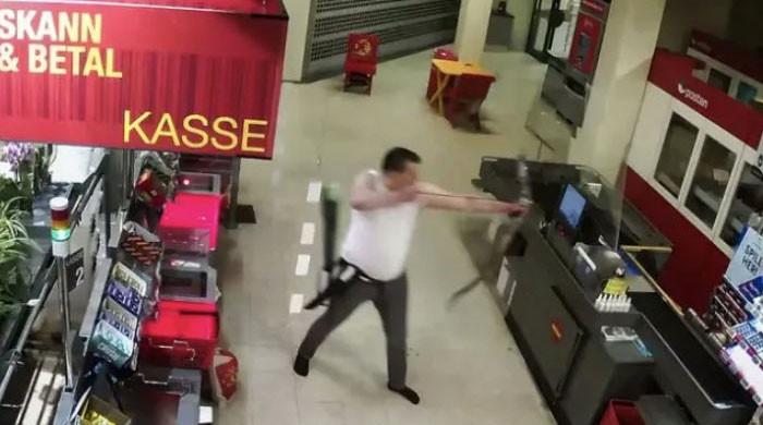 ناروے سپر مارکیٹ میں لوگوں پر تیر برسانے والے حملہ آور کی ویڈیو سامنے آگئی