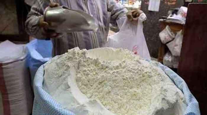 گندم کی قلت، کراچی میں آٹا 100 روپے کلو ہو گیا