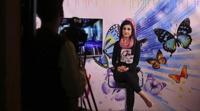 افغان خواتین ٹی وی میزبانوں کا چہرہ ڈھانپنے کا حکم ماننے سے انکار