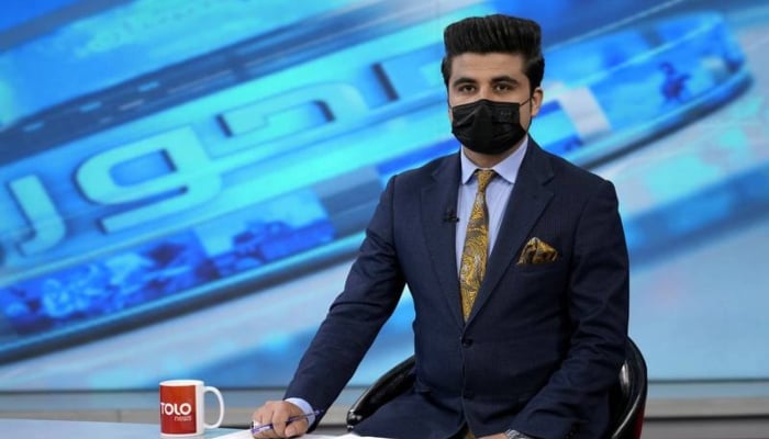 اتوار کے روز افغانستان کے ایک بڑے نیوز چینلز میں مرد اینکرز نے چہرے پر ماسک لگا کر نشریات کا آغاز کیا۔فوڑو: اے پی