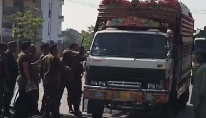 تحریک انصاف کا لانگ مارچ روکنے کے لیے مختلف شہروں میں سڑکوں پر کنٹینرز اور ٹرک کھڑے کیے گئے ہیں/ اسکرین گریب