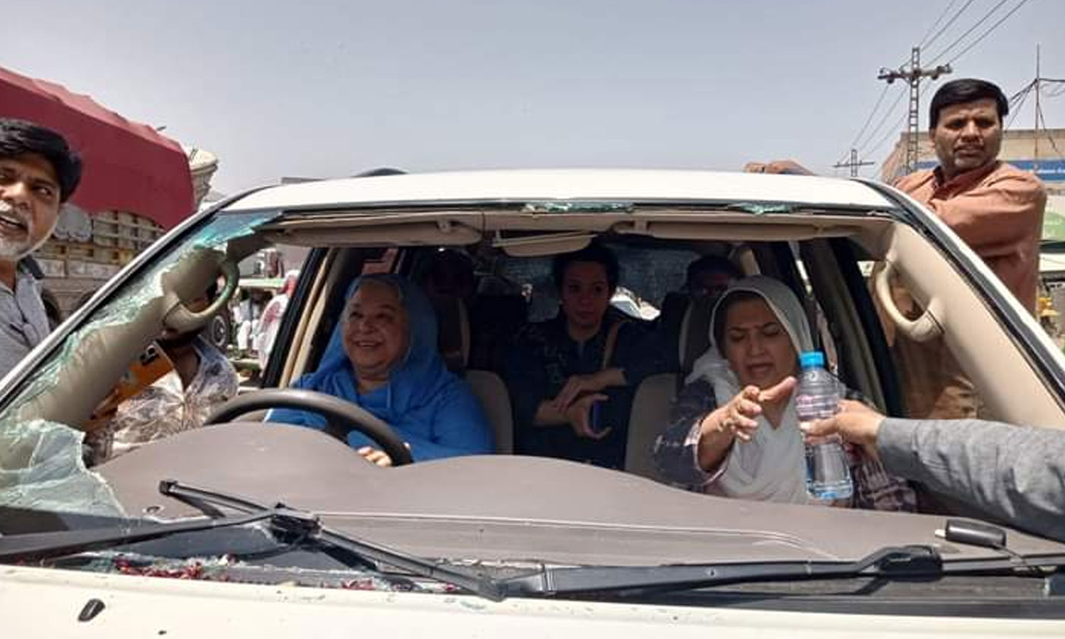 پولیس نے ڈاکٹر یاسمین راشد کی گاڑی کو روکا، پولیس اہلکاروں کی ڈاکٹر یاسمین راشد اور ان کے ساتھ بیٹھی خاتون کیساتھ تلخی بھی ہوئی— فوٹو: سوشل میڈیا