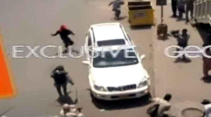 ڈاکٹر یاسمین راشد کی گاڑی پر پولیس کا دھاوا