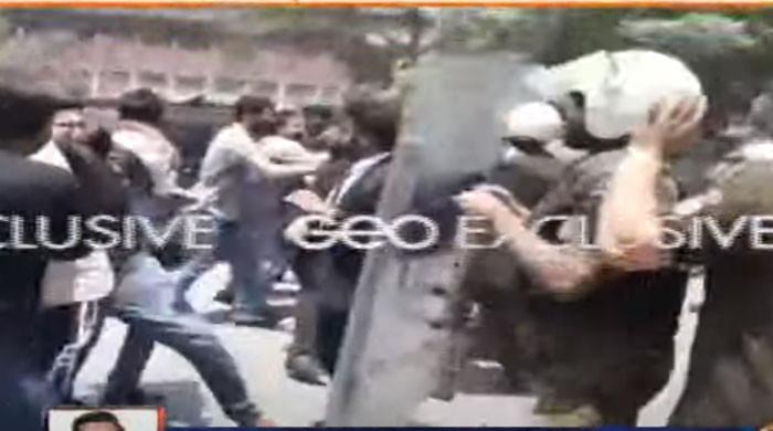 لاہور: پولیس اور وکلا میں تصادم، وکلا نے زبیر نیازی کو پولیس حراست سے چھڑالیا