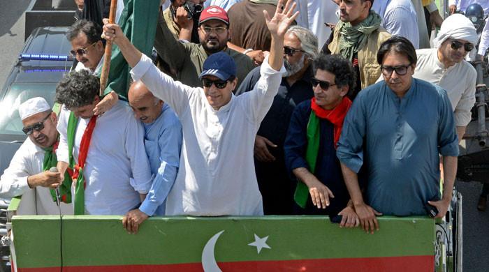 پی ٹی آئی کا لانگ مارچ: عمران خان کا قافلہ اسلام آباد پہنچ گیا، کارکنوں کو ڈی چوک پہنچنے کی ہدایت