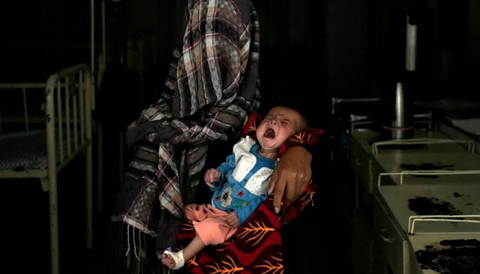 رواں سال افغانستان میں 5 سال سے کم عمر کے 10 لاکھ سے زائد بچے غذائی قلت کا شکار ہوشکتے ہیں۔—فوٹو:فائل