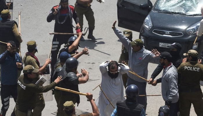 پاکستان تحریک انصاف کے اسلام آباد کی جانب لانگ مارچ کے پیشِ نظر پنجاب بھر سے پی ٹی آئی کے 1 ہزار 756 افراد کو گرفتار کیا گیا ہے۔—فوٹو: ٹوئر