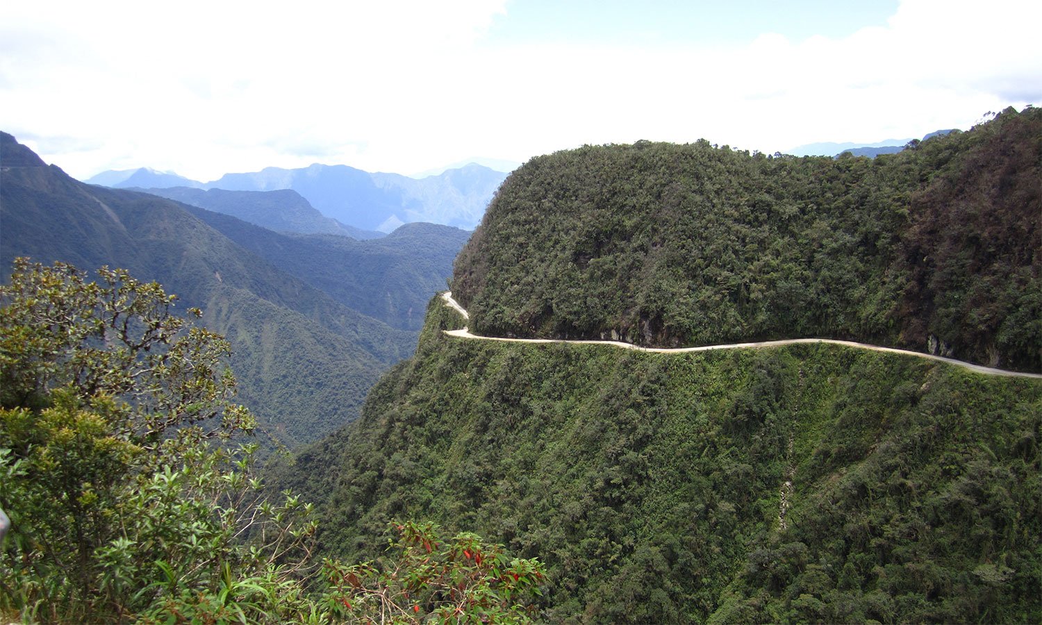 بولیویا کے نارتھ یونگس ہائی وے کو دنیا کی خطرناک ترین شاہراہ قرار دیا جاتا ہے / فوٹو بشکریہ وکی میڈیا کامنز