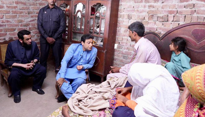 وزیراعلی پنجاب حمزہ شہباز نے متاثرہ خاندان سے ان کے گھر جاکر ملاقات کی اور واقعے کا نوٹس لیتے ہوئے متعلقہ حکام سے رپورٹ طلب کرلی — فوٹو: سوشل میڈیا