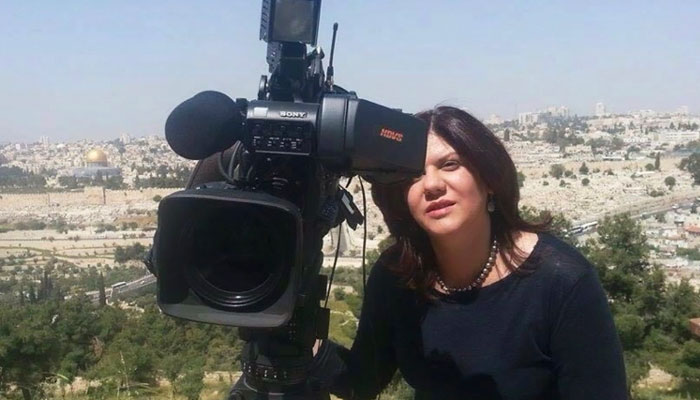 خاتون صحافی ابو شیریں عاقلہ کو اسرائیلی فوج نے 11 مئی کو مقبوضہ مغربی کنارے کے پاس فائرنگ کا نشانہ بنایا تھا/ فائل فوٹ اے پی