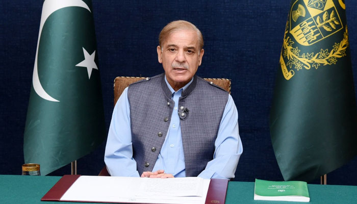 28 ارب روپے ماہانہ کے فنڈ سے پیکج کا آغاز کر رہے ہیں، پیٹرول کی قیمت میں اضافہ پاکستان کو معاشی دیوالیہ پن سے بچانے کیلئے ناگزیر تھا، شہباز شریف— فوٹو: ن لیگ