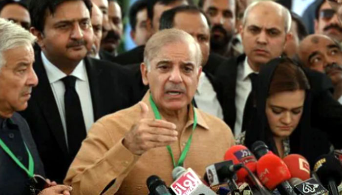 عوام مہنگائی میں پسے ہوئے ہیں اور غریب خاندان رو رہے ہیں، ان کے پاس دوائی اور علاج کرانے کے پیسے نہیں ہیں: عدالت سے واپسی پر میڈیا سے گفتگو/ فائل فوٹو