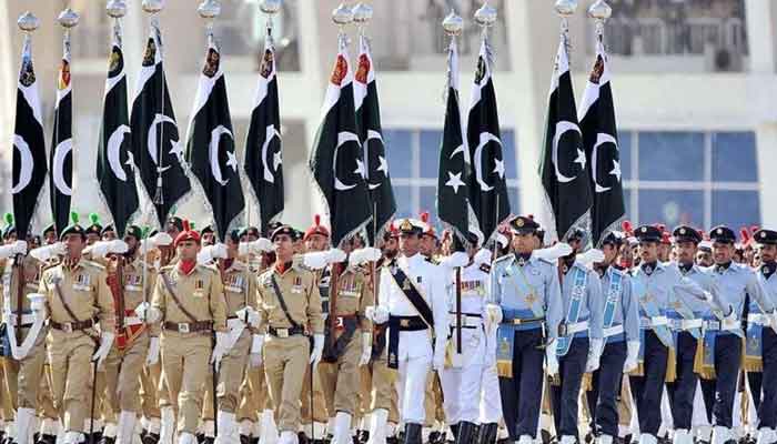 فورسز کا بجٹ جی ڈی پی کے 2 فیصد سے بھی کم ہے: وزیر خزانہ مفتاح اسماعیل۔ فوٹو: فائل