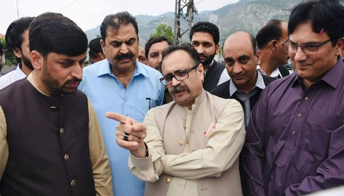 معمر افراد کے کام سرکاری اہلکار خود انکےگھر جا کر انجام دیں، سردار تنویر الیاس— فوٹو: فائل