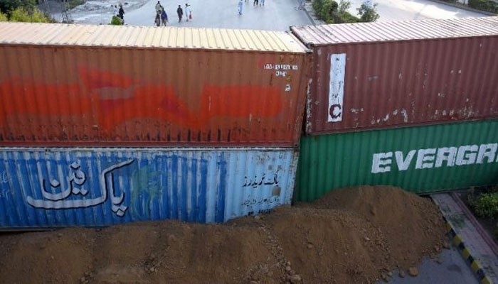 ریڈ زون کے داخلی راستوں کے علاوہ اسلام آباد ایکسپریس وے پر بھی کنٹینرز پہنچا دیے گئے/ فائل فوٹو