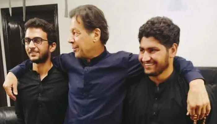 عمران خان نے ٹوئٹر پر دو لڑکوں کی تصویر شیئر کی اور ساتھ میں ایک کیپشن بھی تحریر کیا۔ فوٹو: سوشل میڈیا