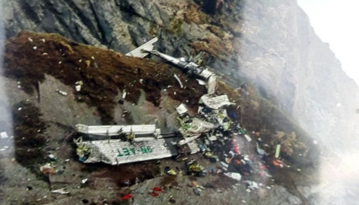 فوجی عہدیدار نے اپنے ٹوئٹر اکاؤنٹ پر اس مقام کی تصاویر جاری کیں جہاں جہاز کا ملبہ موجود ہے/ فوٹو ٹوئٹر