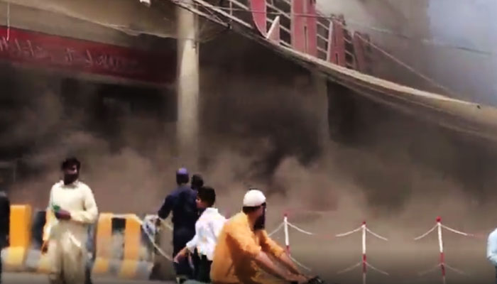 کراچی کے سپر اسٹور میں آتشزدگی، ایک شخص جاں بحق، آگ بجھانے کی کوششیں جاری