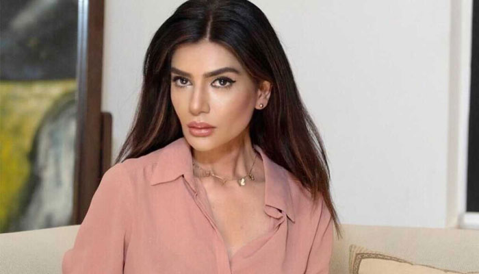 آپ مجھ پر تنقید کریں، بحث کریں، آپ مجھ سے منطق پر بات کریں تو شاید میں آپ کو جواب بھی دے دوں: اداکارہ/ فائل فوٹو