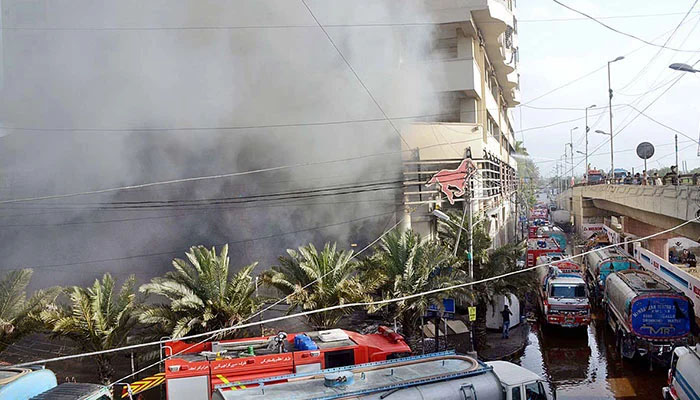 آگ پر قابو پانے کے لیے فائربریگیڈ کے 18، نیوی کے 2، کے پی ٹی کے 2، رینجرز کے 2 فائرٹینڈرزاور 4 واٹر پمپس کام کررہے ہیں—فوٹو: سوشل میڈیا