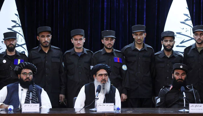افغان وزارت داخلہ کے حکام نے پریس کانفرنس کے دوران پولیس کی نئی یونیفارم نمائش کے لیے پیش کی/ فوٹو سوشل میڈیا