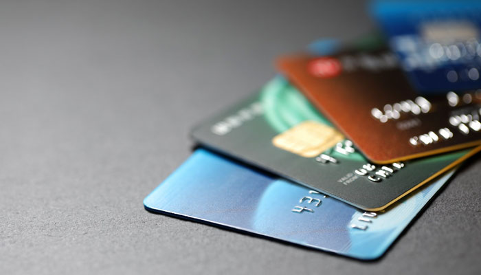 کریڈٹ کارڈ سے ادائیگیوں پر ایک فیصد ٹیکس لگ جائے گا، نان فائلرز کو کریڈٹ کارڈ کے استعمال پر 2 فیصد ٹیکس دینا ہوگا— فوٹو: فائل