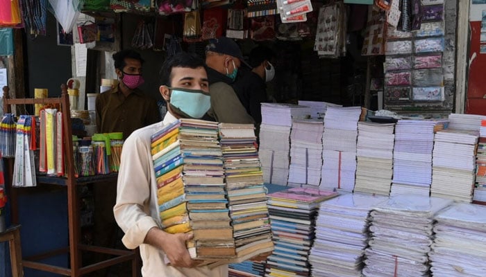 فی کلو 100 روپے میں فروخت ہونے والے کاغذ کی قیمت 300 روپے تک جا پہنچی ہے— فوٹو: فائل