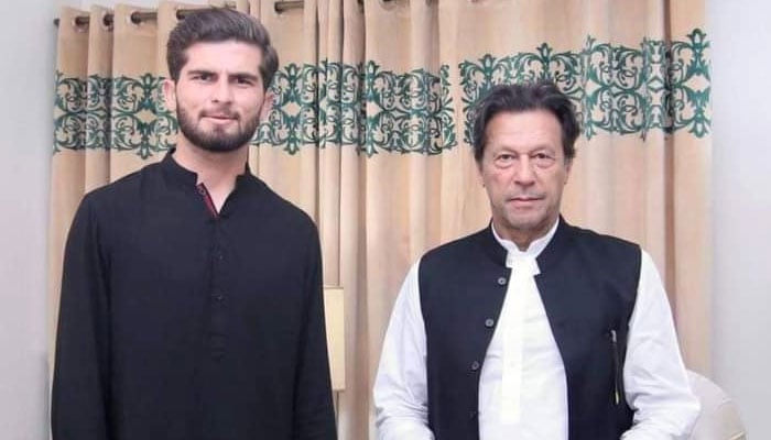 تحریک انصاف کے مطابق عمران خان نے حالیہ شاندار کارکردگی پر شاہین آفریدی کو سراہا— فوٹو: پی ٹی آئی ٹوئٹر