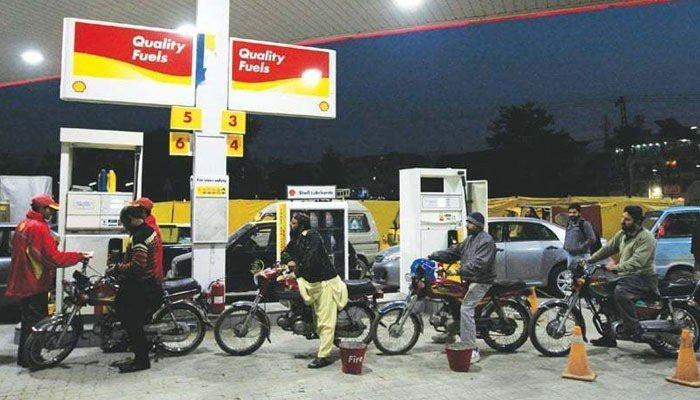 پیٹرولیم ڈیلرز ایسوسی ایشن نے حکومت کی جانب سے پیٹرولیم مصنوعات کی قیمتوں میں کیا گیا اضافہ مسترد کردیا۔—فوٹو:فائل