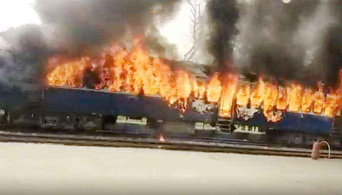 بھارتی ریاستوں بہار، ہریانہ، مدھیہ پردیش میں مظاہرین نے متعدد ٹرینوں کو نذر آتش کردیا— فوٹو: اسکرین گریب