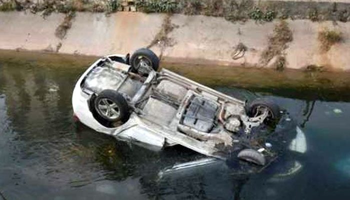 سرائے عالمگیرمیں طوفانی بارش کےباعث ایک کار نہر میں جاگری: ریسکیو حکام/ فائل فوٹو