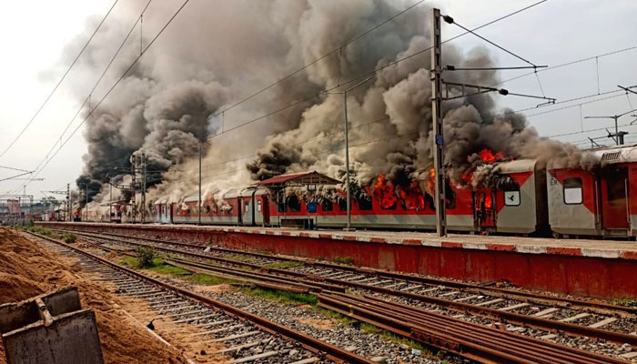 بھارتی کی کئی ریاستوں میں مظاہرین نے سرکاری عمارتوں، املاک ، بسوں اور ریل گاڑیوں کو آگ لگا دی ہے— فوٹو:فائل