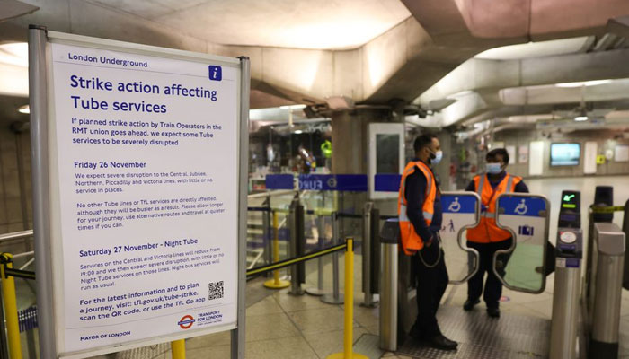تنخواہوں میں مہنگائی کی شرح سے اضافہ نہ ہونے پر ریلوے ورکرز نے ہڑتال کا فیصلہ کیا ہے— فوٹو: فائل