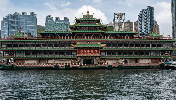 ہانگ کانگ کا مشہور فلوٹنگ ریسٹورنٹ جنوبی چین کے سمندر میں ڈوب گیا۔—فوٹو:فائل