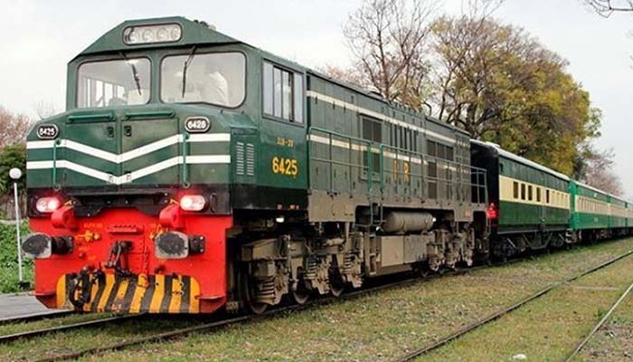 مسافر ٹرینوں کے لیے کرائےمیں 5 فیصد اور مال بردار ٹرینوں کے کرایوں میں 10 فیصد اضافہ کیا گیا: نوٹیفکیشن جاری__فوٹو فائل
