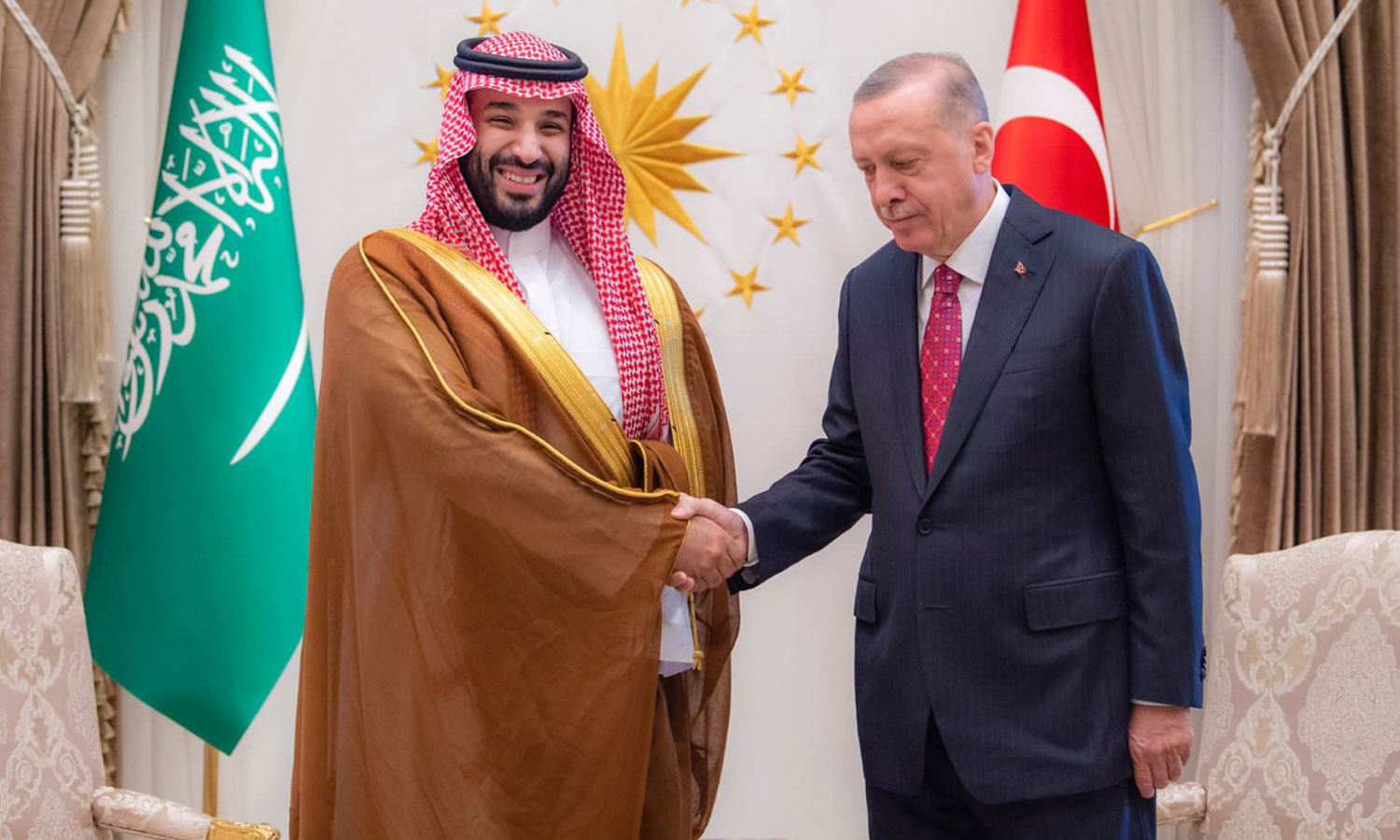 دارالحکومت انقرہ پہنچنے پر ترکیہ (سابق ترکی) کے صدر رجب طیب اردگان نے صدارتی محل میں ہونے والی ایک تقریب میں ان کا استقبال کیا— فوٹو: سعودی گزٹ