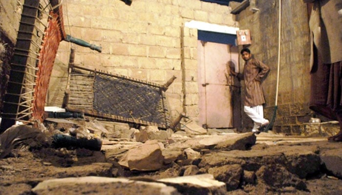 کراچی میں بارش کے دوران دیواریں گرنے اور دیگر واقعات میں 2 بچوں سمیت5 افراد جاں بحق جبکہ ایک بچے سمیت متعدد افراد زخمی ہوگئے— فوٹو: فائل