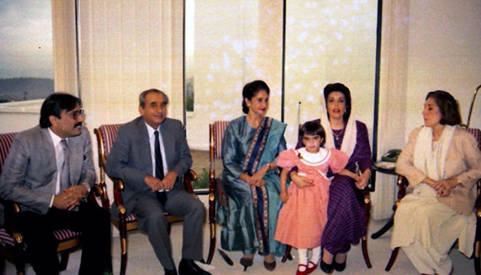 اپنی ٹوئٹ میں بلاول نے لکھا کہ انتہائی دکھ کے ساتھ ہم اس بات کا اعلان کر رہے ہیں کہ ہماری پیاری دادی جان زریں آراء زرداری زوجہ حاکم علی زرداری مرحوم انتقال کر گئی ہیں— فوٹو: بلاول بھٹو ٹوئٹر