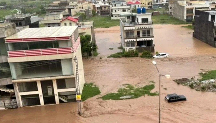 اسلام آباد میں پچھلے سال موسلا دھار بارش سے اسلام آباد کے پوش علاقے ای الیون ٹو میں بڑے پیمانے پر تباہی ہوئی، ماں اور بیٹا گھر کی بیسمنٹ میں پانی بھر جانے سے جاں بحق ہو گئے— فوٹو: فائل