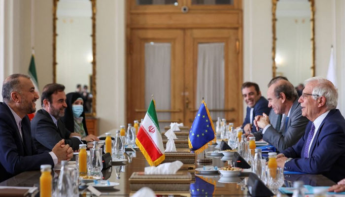 تہران میں ایرانی وزیر خارجہ امیر حسین عبد اللہیان کے ساتھ مشترکہ پریس کانفرنس میں جوزف بورل کا کہنا تھا کہ آنے والے دنوں میں تعطل ختم کر کے بات چیت دوبارہ شروع ہونے کی توقع ہے— فوٹو: رائٹرز