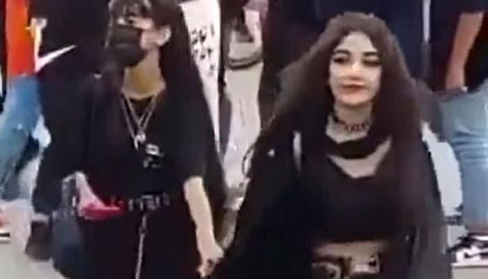 متعدد لڑکیوں نے قانونی اصولوں کی خلاف ورزی کرتے ہوئے حجاب ہٹایا، لڑکیوں کی شناخت کے بعد گرفتاری کا عمل جاری ہے، پولیس—  فوٹو: سوشل میڈیا