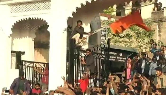 مذہبی بنیاد پر فسادات کے خدشے پر شہرمیں پولیس کی بھاری نفری تعینات کر دی گئی ہے۔ بھارتی میڈیا: تصویر بشکریہ این ڈی ٹی وی