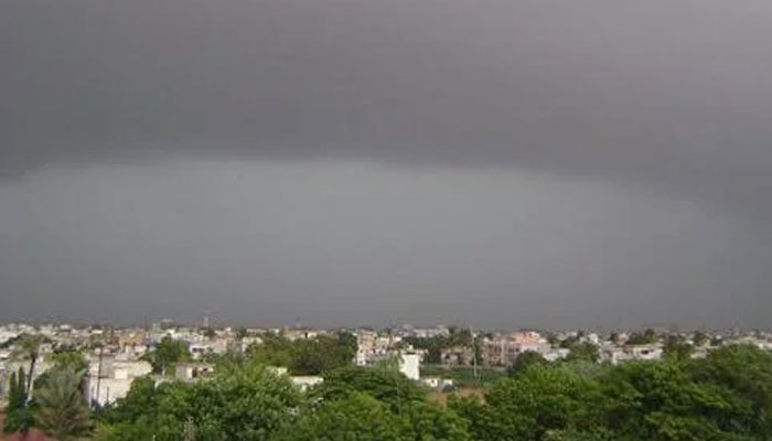کراچی کے علاقے صدر ، آرام باغ، ڈیفنس، محمود آباد، نارتھ کراچی ، آئی آئی چندریگر روڈ ، سپر ہائی وے اور صفورا گوٹھ پر ہلکی بارش ہوئی/ فائل فوٹو