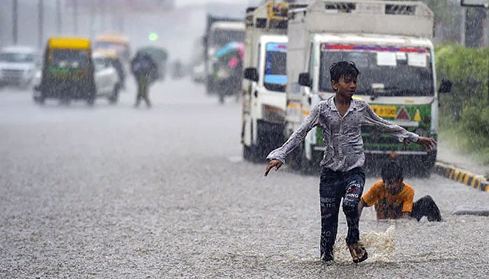 نئی دہلی میں گزشتہ چند روز سے شدید گرمی کی لہر جاری تھی اور پارہ 40 ڈگری تک جا پہنچا تھا/ فوٹو بشکریہ بھارتی میڈیا