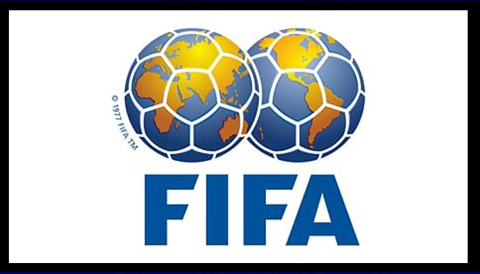 فٹبال کی عالمی تنظیم فیفا نے پاکستان فٹبال پر عائد پابندیاں ختم کرنے کا اعلان کردیا۔—فوٹو:فائل